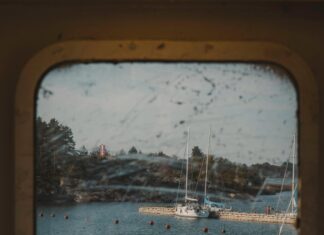 How to Properly Dock a Yacht in Challenging Conditions Like a Pro